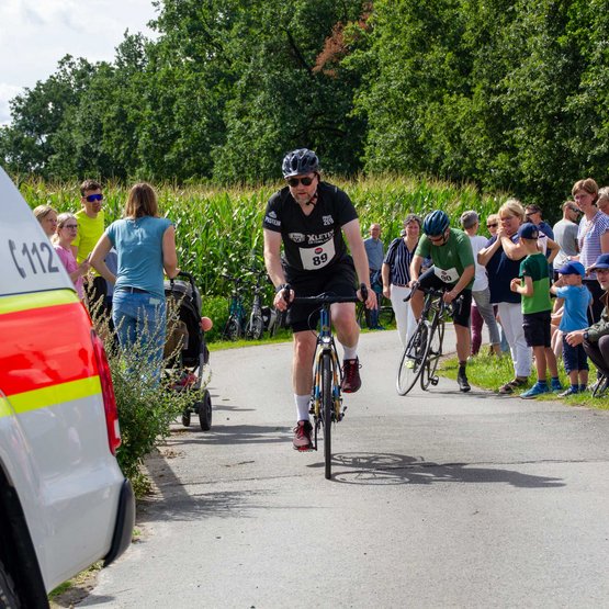 Teilnehmende auf dem Rad.