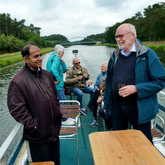 Auf der „Lyra“ fahren die Kolping-Senioren mit Präses Thomas Vaddakumchery (links) bei bestem Wetter über den Stichkanal.