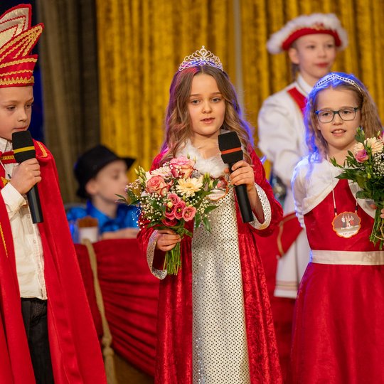 Prinz Tim I. und Prinzessin Merle I. auf der Bühne im Saal Barlag.