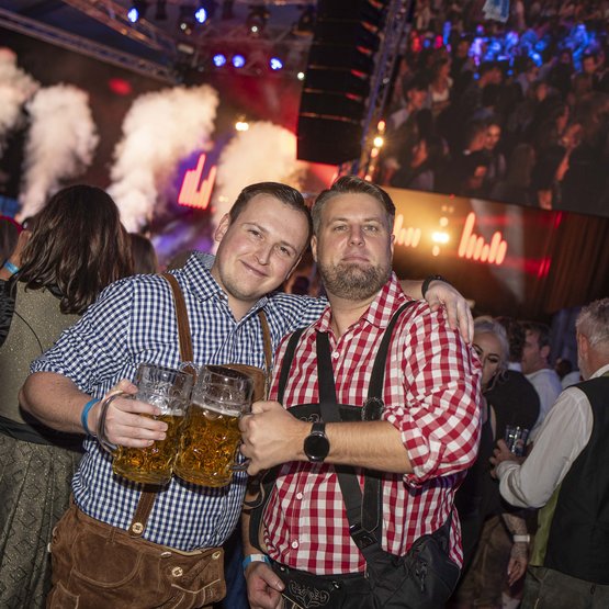 Ein Prosit auf ein gelungenes Hollager Oktoberfest. Ein Prosit auf ein gelungenes Hollager Oktoberfest.