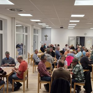40 Teilnehmende spielen Doppelkopf im Philipp-Neri-Haus.