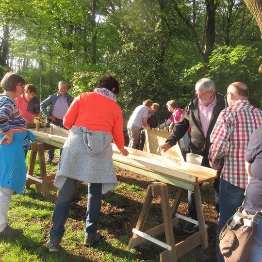 Teilnehmende des Maigangs bei der Pause an Tackis Eck.