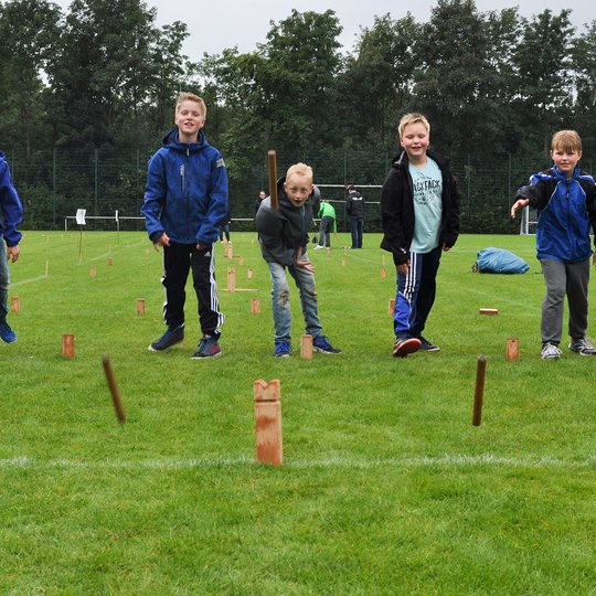 Sofern sich für diese jungen Herren genügend Herausforderer finden, wird es im Rahmen des Kolping-Kubb-Turniers erstmals ein separates Kinderturnier geben. Foto: Jessica von den Benken