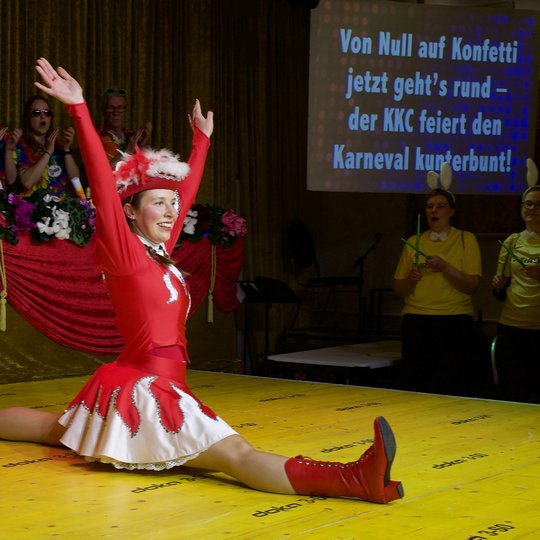 Funkenmariechen Maja Torbecke im Spagat auf der Bühne.