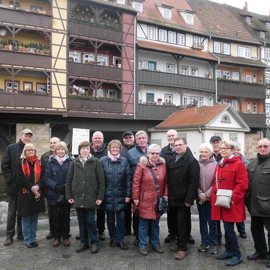 Ein Teil der Gruppe am Geraufer in Erfurt vor der mit Häusern überbauten Krämerbrücke.