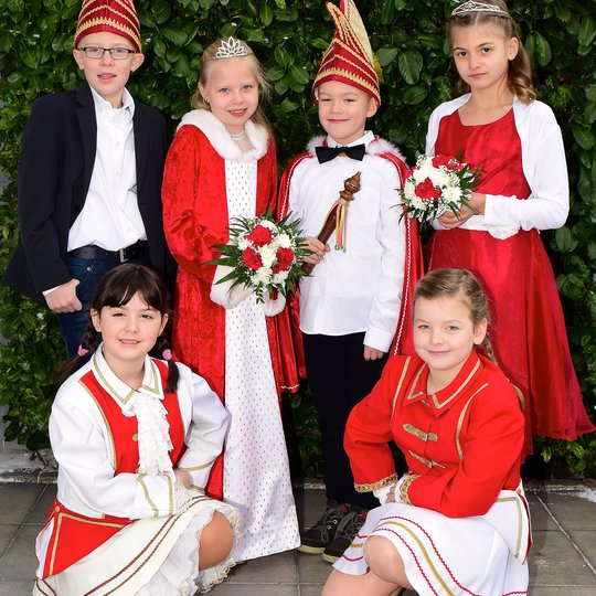 Das KKC-Kinderprinzenpaar Mattis I. und Lara Marie I. (Mattis Kossenjans und Lara Marie Brockmeyer) mit ihren Adjutanten Eric Weber und Amelie Kollenberg sowie den Funkenmariechen Pia Luisa Strößner und Lilith Wesselkamp.