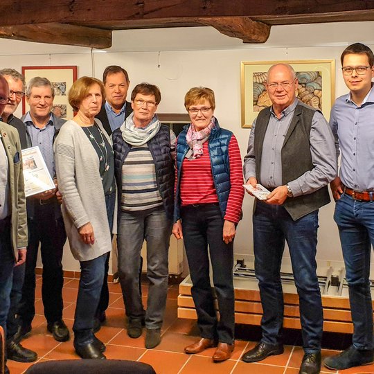 Einige Mitglieder des geehrten Familienkreises mit den stellvertretenden Vorsitzenden Christian Speer (links) und Julian Schwegmann (rechts).