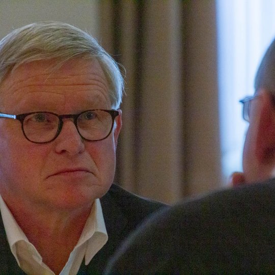 Holger Schonhoff im Gespräch mit Pfarrer Dietmar Schöneich.