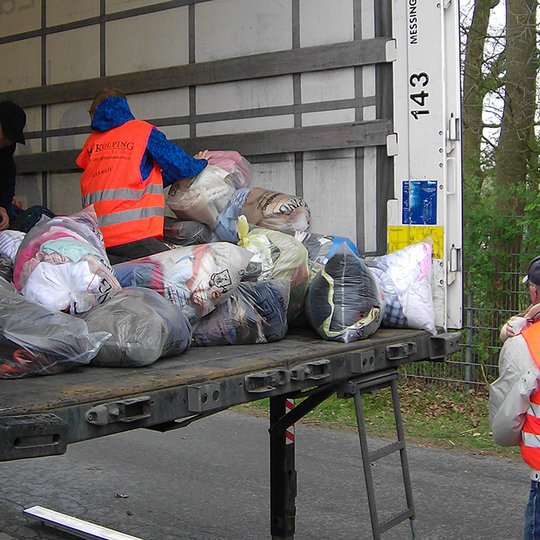 Verladen der gesammelten Altkleider.