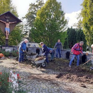 Ehrenamtliche der Kolpingsfamilie setzen die Grabstellen instand. Ehrenamtliche der Kolpingsfamilie setzen die Grabstellen instand.