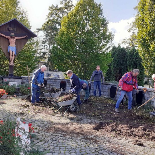 Ehrenamtliche der Kolpingsfamilie setzen die Grabstellen instand.