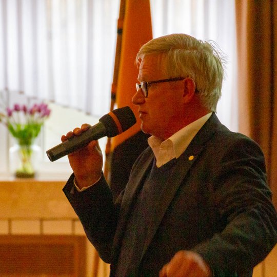 Pastoralreferent Holger Schonhoff stellt seine Arbeit auf dem Patronatsfest der Kolpingsfamilie Hollage vor.