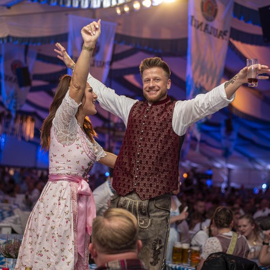 Gute Stimmung bei den Gästen des Hollager Oktoberfestes.