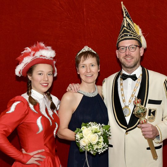 Seine Tollität Prinz Thomas I. und Ihre Lieblichkeit Prinzessin Sandra II. (Thomas und Sandra Torbecke) sowie Funkenmariechen Maja Torbecke.