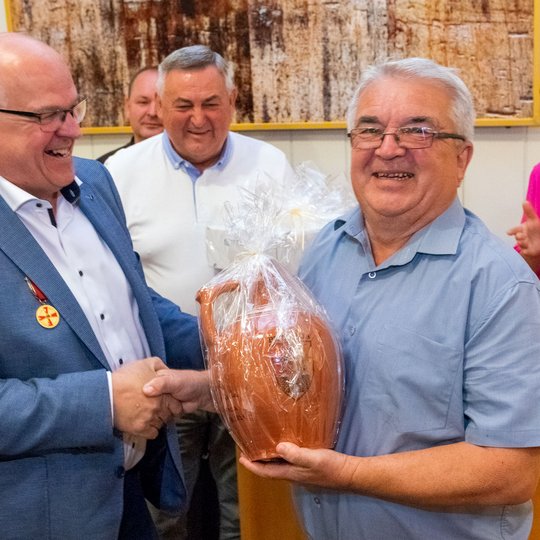 Die eigens aus Kroatien angereisten Gäste gratulieren Hubert Wächter herzlich zu seiner Auszeichnung. 