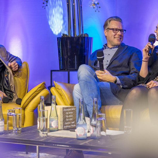 Janina und Andreas Bode berichten Bürgermeister Otto Steinkamp von ihrem ehrenamtlichen Engagement. Janina und Andreas Bode berichten Bürgermeister Otto Steinkamp von ihrem ehrenamtlichen Engagement.