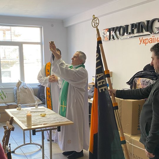 Ukrainer, Rumänen und Deutsche feiern gemeinsam in der Kolping-Zentrale in Czernowitz einen Gottesdienst.