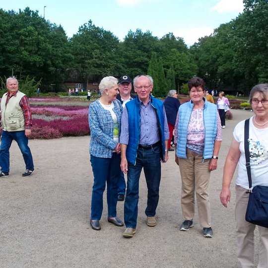 Einige Teilnehmende des 60plus-Ausflugs im Heidegarten.