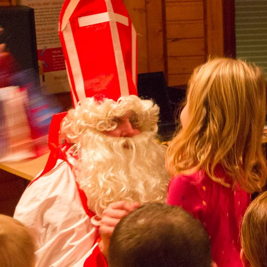 St. Nikolaus besucht die Kinder der Kolpingsfamilie Hollage.