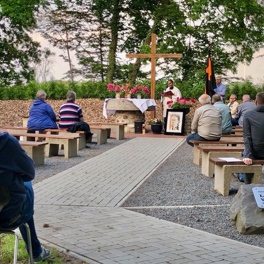 Die Sonntagsmesse findet am 9. August in der Freiluftkirche an der Hollager Mühle statt – ähnlich wie hier bei der Kolping-Maiandacht.