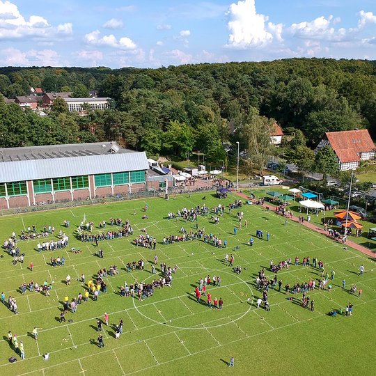 Auf dem Sportplatz an der Uhlandstraße spielen Kinder- und Erwachsenenteams den Meister des Kubb aus.