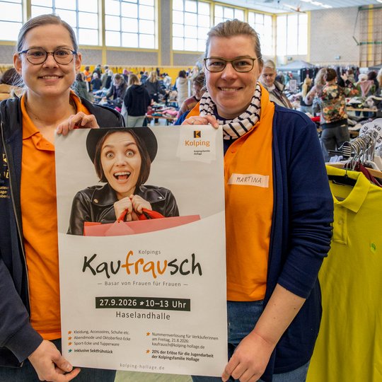 Janina Bode und Martina Unland weisen per Plakat auf den „Kaufrausch“ im September hin.