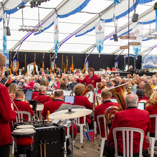Das Kolping-Orchester Harsewinkel begleitet den Jubiläums-Gottesdienst im Festzelt der Kolpingsfamilie Hollage.