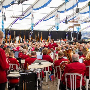 Das Kolping-Orchester Harsewinkel begleitet den Jubiläums-Gottesdienst im Festzelt der Kolpingsfamilie Hollage.