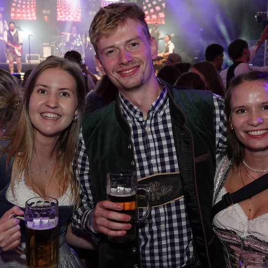 Keine Frage: wer das Hollager Oktoberfest besucht, kommt in Dirndl und Lederhosen.