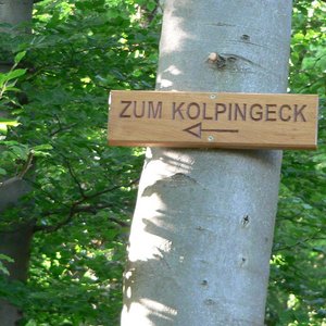 Wegweiser zum Wander-Rastplatz „Kolping-Eck“ im Hollager Berg.