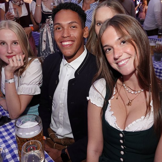 Beste Stimmung an den Tischen im Festzelt. Beste Stimmung an den Tischen im Festzelt.